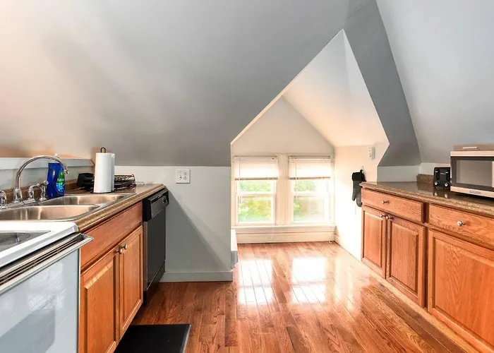 Stylish Attic 600 Sq Ft 2min To Cmu Walnut