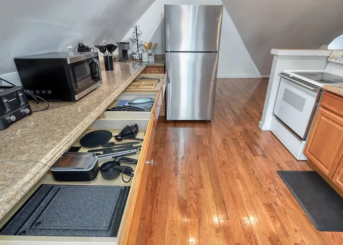 Stylish Attic 600 Sq Ft 2min To Cmu Walnut Pittsburgh