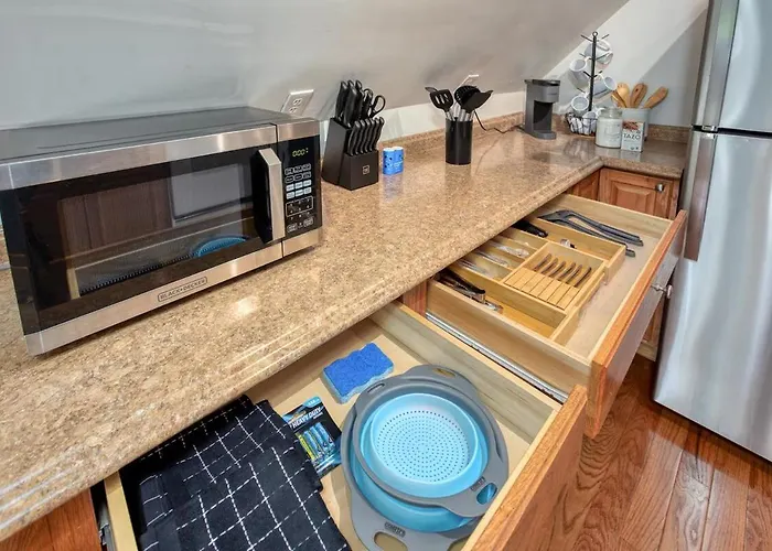 Stylish Attic 600 Sq Ft 2min To Cmu Walnut * Pittsburgh
