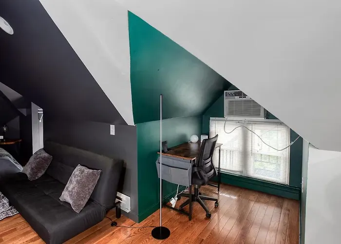 Stylish Attic 600 Sq Ft 2min To Cmu Walnut