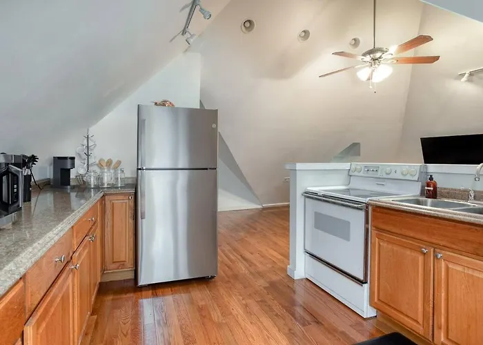 Stylish Attic 600 Sq Ft 2min To Cmu Walnut Apartment