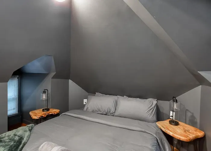 Apartment Stylish Attic 600 Sq Ft 2min To Cmu Walnut *