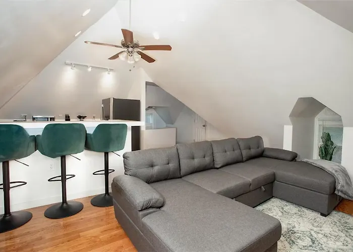 Stylish Attic 600 Sq Ft 2min To Cmu Walnut Apartment *