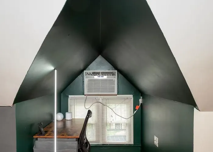 Apartment Stylish Attic 600 Sq Ft 2min To Cmu Walnut
