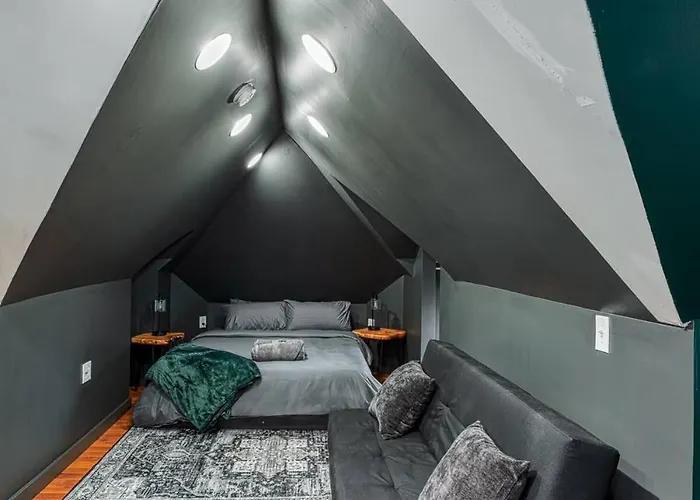 Stylish Attic 600 Sq Ft 2min To Cmu Walnut Pittsburgh