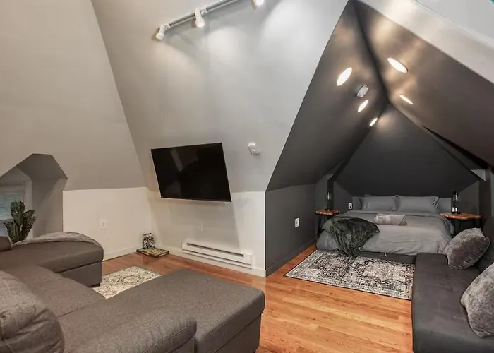 Stylish Attic 600 Sq Ft 2min To Cmu Walnut Apartment *