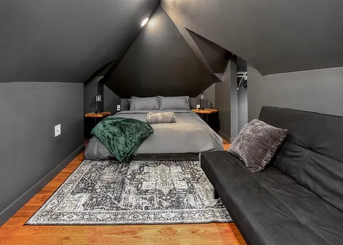 Stylish Attic 600 Sq Ft 2min To Cmu Walnut Apartment Pittsburgh
